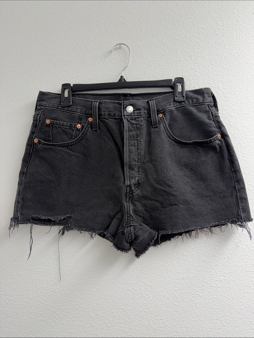 Levi’s Black High-Rise cut off Frayed Denim Shorts size 32